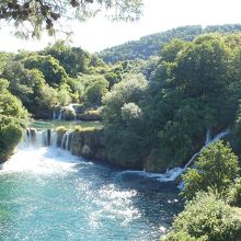 水量豊富な滝。