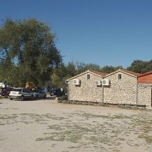 公園のゲート。ここからさらに車で坂を下る。