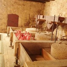 滝を利用した粉ひき小屋