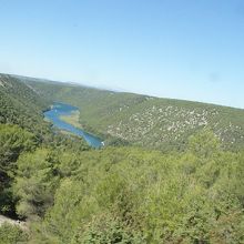 大自然に囲まれた湖（というか幅の広い川）。