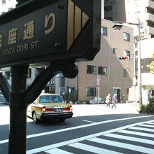 浜町駅近くから人形町駅方面へと東西にのびています。