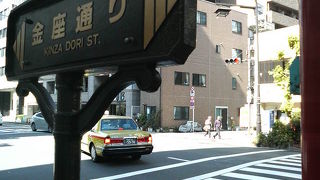 神社や史跡がある浜町駅近くの大通り