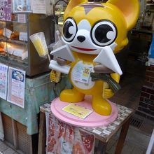 まず一匹(?)目の銀ちゃん　両手にお伝を持っていますね