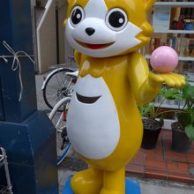 ついに球を持った銀ちゃん発見　色の違う玉で三匹いるようです