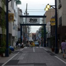 ちょっと人通りが少ないですね連休でどこかに出かけているのかな