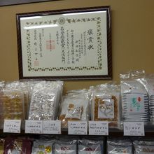 店内には沢山のおせんべいが並びます　表彰状も…