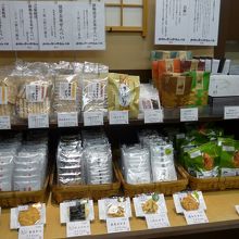 店内には沢山のおせんべいが並びます　表彰状も…