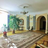 三ツ星ホテルとは思えない、擬古典風の踊り場