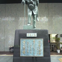 玄関に置かれている母を思う心を顕わす銅像です。