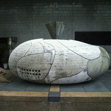 消防会館の玄関に置かれた像です。