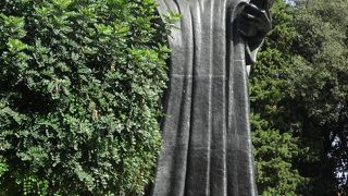 グルグールニンスキの像