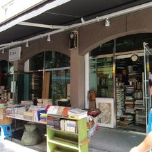 こちらは書店の方