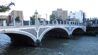 ひがし茶屋街と主計町茶屋街を結ぶ浅野川大橋☆