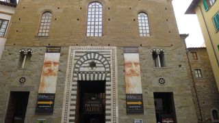 フィレンツェにあるピサ様式の教会