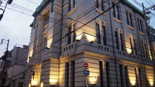 銀行として使われ現在はファッションビル