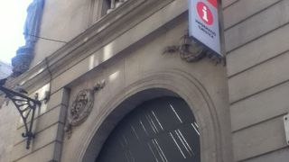 市庁舎や観光局インフォメーションがある。