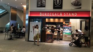 小さいながらイートインスペースあり