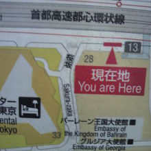 六本木通りに建てられた地図に、桜坂の文字が確認できます。