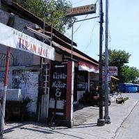 宿がある路地の入口、奥がバスターミナル。