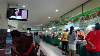 便利な立地にあるフードコート