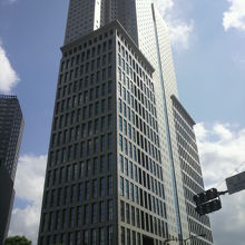 外堀通りから見た山王パークタワー北側の４４階建ての外観です。