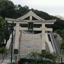 山王パークタワーの北側広場は、日枝神社参道と隣接しています。