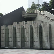 山王パークタワーの北側広場と滝です。背後が日枝神社です。