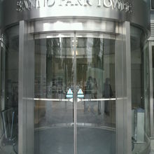 山王パークタワーの各所にある出入口のうち北側の出入口です。