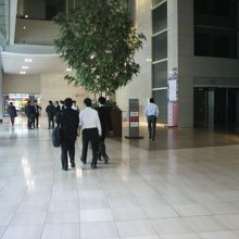 山王パークタワーの１階内部です。北に向いて撮影した写真です。