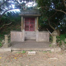 実は二つのピークがあり、小さい方のピーク脇にはこんな祠が。