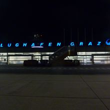 搭乗口から見た空港の建物は明かりが少なかったです