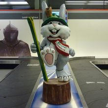 荷物受取コンベアの間にスキー板を持ったウサギがいました