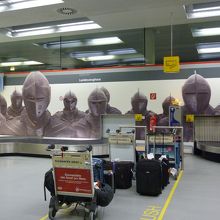 壁には中世の騎士団の写真がありました