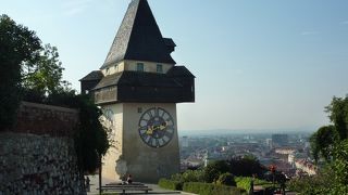 グラーツの街を見下ろす丘の上にあり、街から見上げる時計塔が目立っています