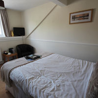 バスルーム（シャワーのみ）とトイレ付きダブルルーム