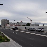 バス停からはトラムの線路を越えて、徒歩５分ほど。