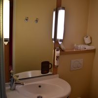 横に取り付けてある蛇口が使いづらい。