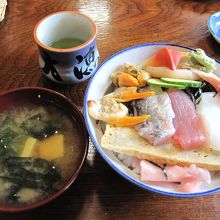 海が近いから海鮮丼も美味しいです☆