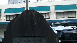 当時の運賃や時刻表が刻まれていました