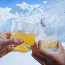 ミニトレッキングでは、氷河の氷で乾杯！