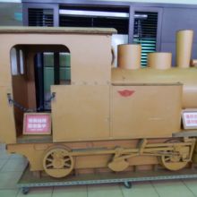 2階にダンボールで出来た機関車が展示されていました