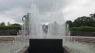 噴水の奥に祈念像