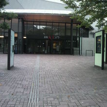 赤坂ＡＣＴシアターの入口を主とした建物の様子です。