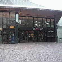 赤坂ＡＣＴシアターの前の広場の様子です。