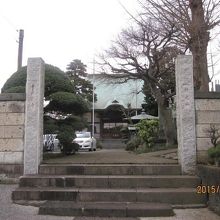 日蓮宗の「長遠寺」の門です。