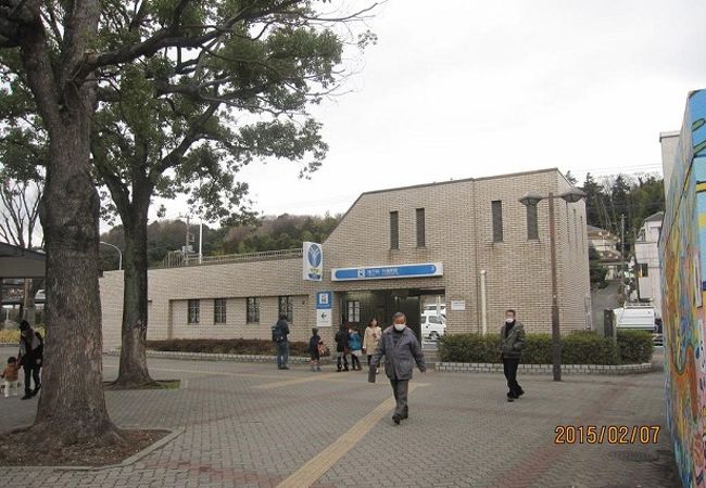 「片倉町」駅付近は純然たる農村地帯でしたが、地下鉄開業以来多くの住宅やマンションが建ち、発展を続けています。