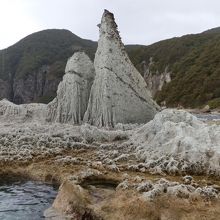 凝灰岩の海岸はもろく、滑り易い要注意です。