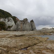 滑り易い海岸、足元注意。