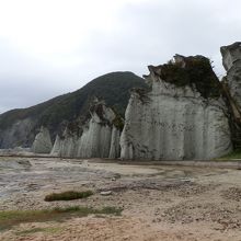 岩肌は浸食されやすく、もろく見えた。