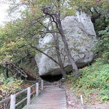 駐車場からの階段、急です。